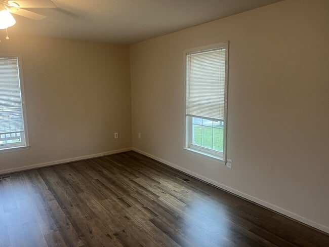 Building Photo - Spacious End-Unit Townhouse with 3 Beds, 3...