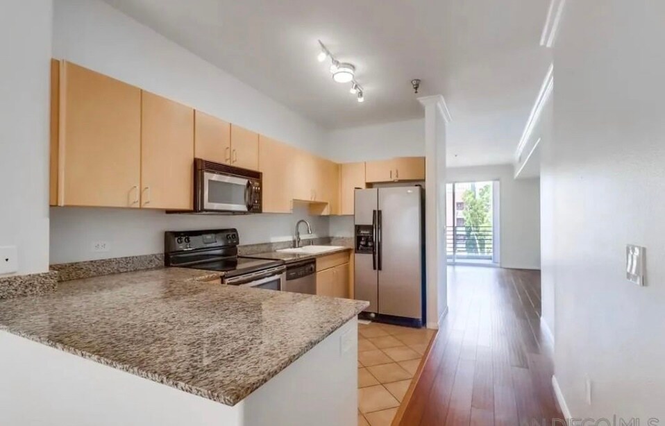 Building Photo - 1643 6th Ave