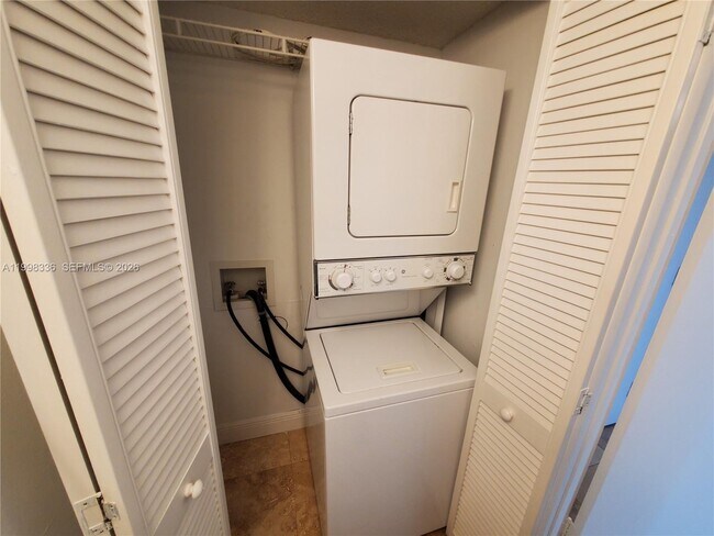 Building Photo - 540 Brickell Key Dr