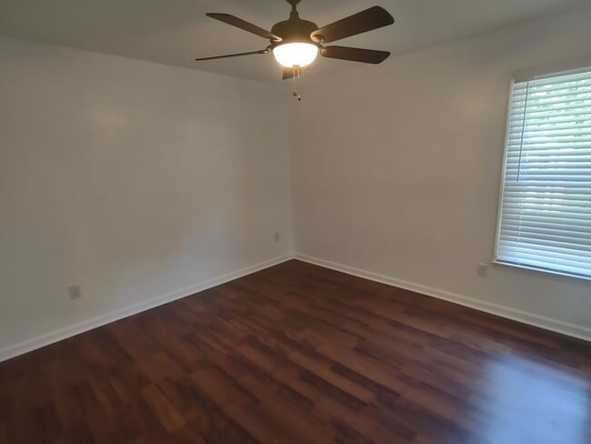 Building Photo - Beautiful Brick Ranch located in Cinnamon ...