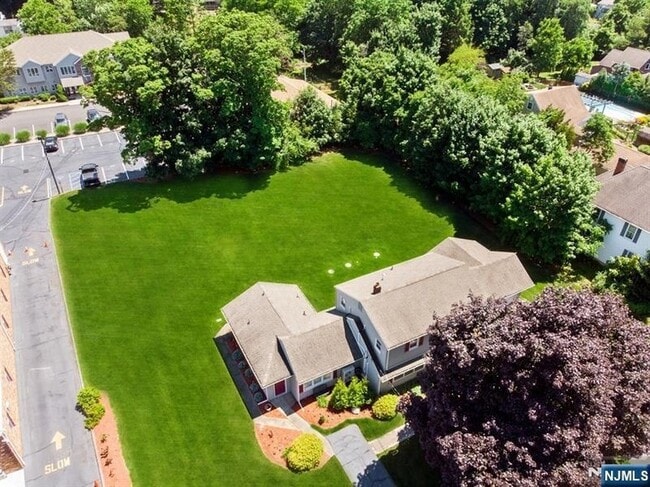 Building Photo - 326 Ramapo Valley Rd