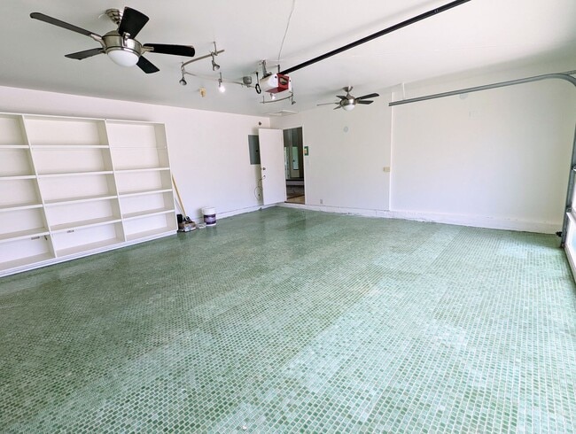 Building Photo - Kalama valley single level 4 bedroom home ...