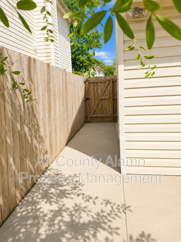 Building Photo - 9023 Mountain Field Dr
