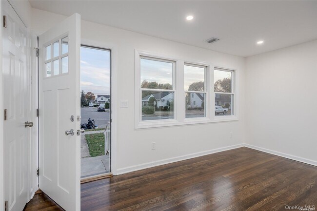 Building Photo - 24 Woodbine Dr S