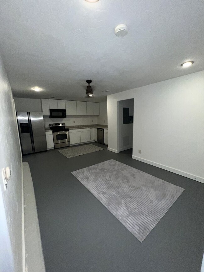 Building Photo - Spacious 6-Bedroom Home with 2 Kitchens in...