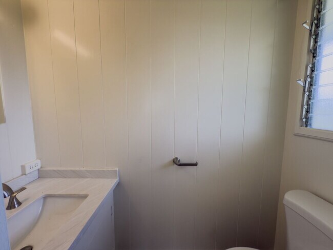 Building Photo - Welcome Home to Waimanalo!
