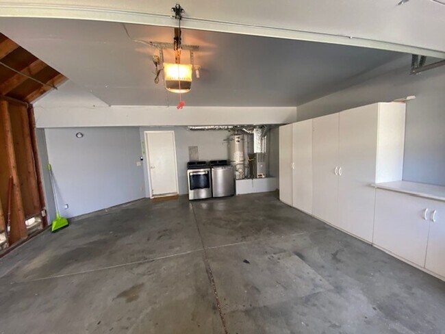 Building Photo - 434 Creekside Ln