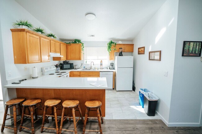 Building Photo - 4190 Hillside Ct