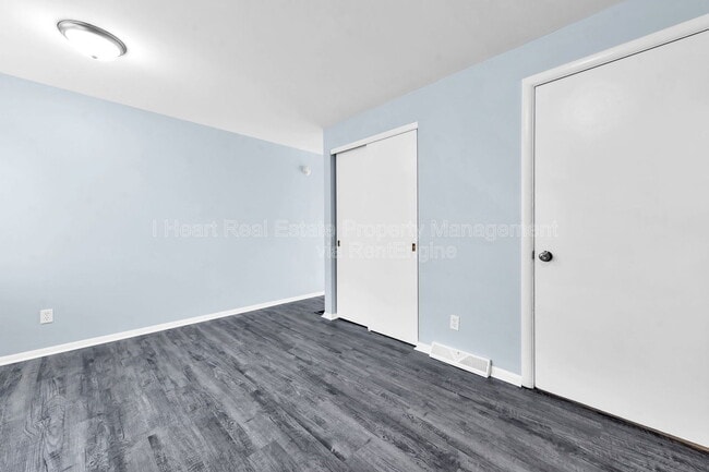 Building Photo - 880 N Meadows Ct