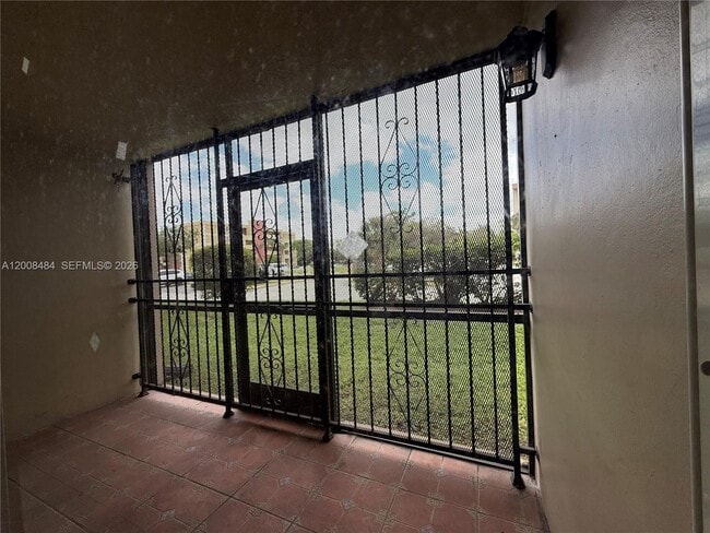 Building Photo - 9140 Fontainebleau Blvd