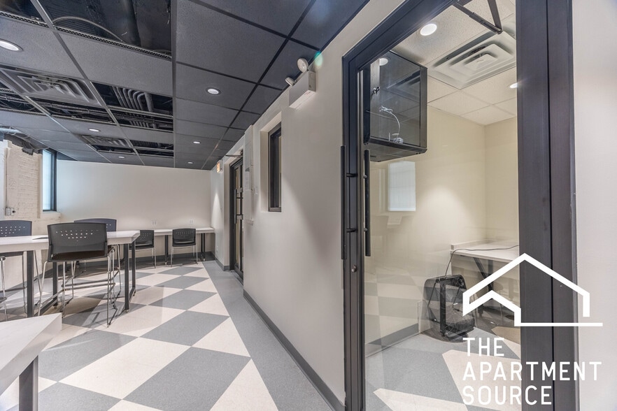 Building Photo - 1140 N La Salle Dr