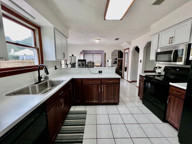 Building Photo - Spacious 3 bedroom home in Wesleyan Chase