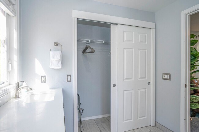 Building Photo - SHORT TERM LEASES! 1-6 months - 3-Bedroom ...