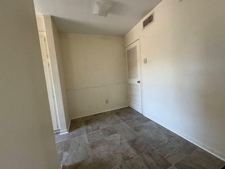 Building Photo - 224 Hold St