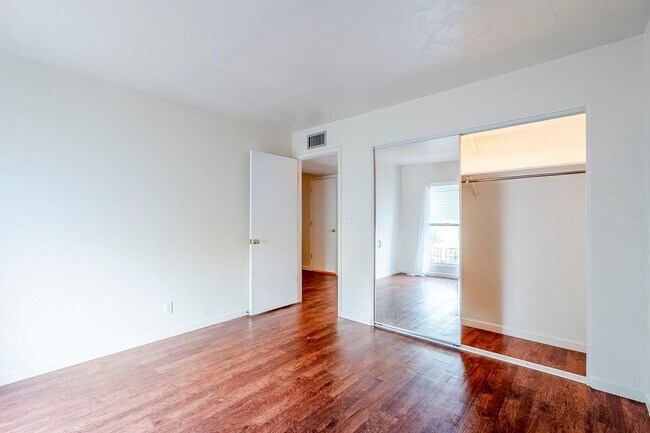 Building Photo - 3 Bed 2.5 Bath Pet-Friendly Retreat by The...