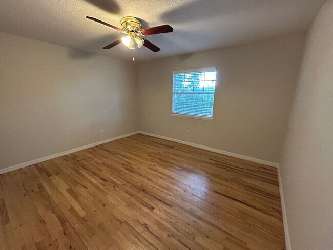 Building Photo - Spacious and Perfectly located 4/2 home in...
