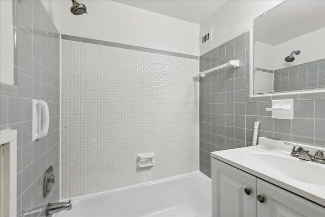 Building Photo - 10401 Grosvenor Pl