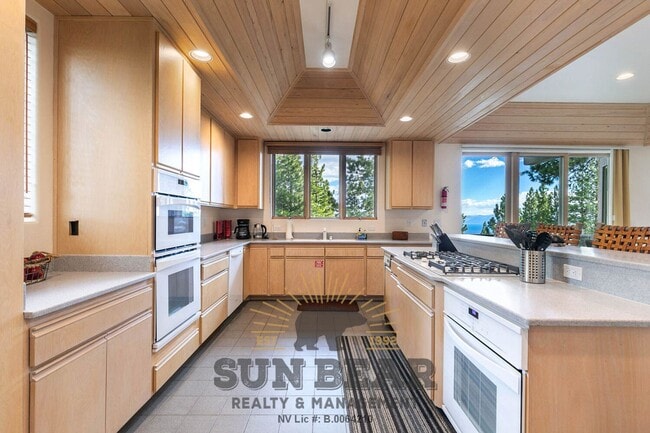 Building Photo - Beautiful Home w Peek Lakeview!