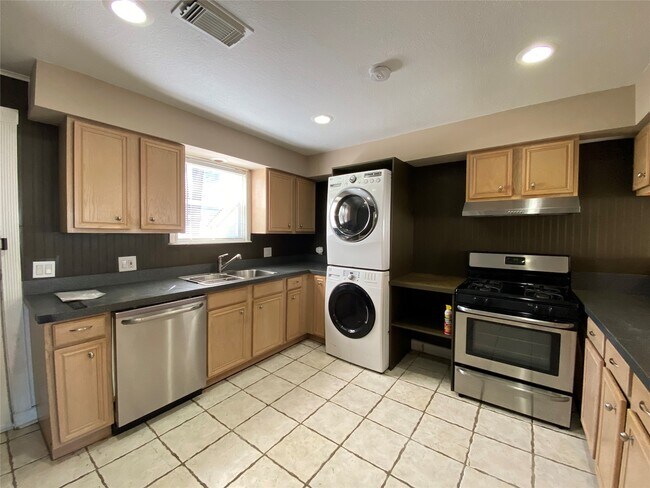 Building Photo - 1114 E 27th St
