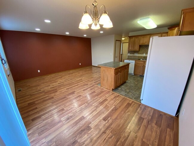 Building Photo - Centrally Located Townhouse w/ Single Car Garage!