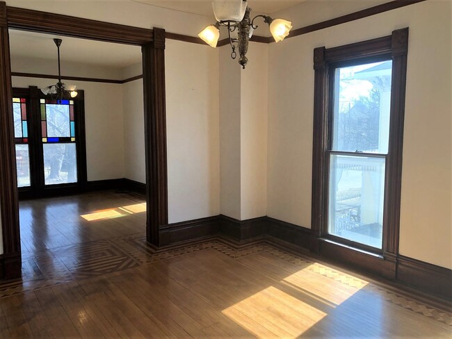 Building Photo - Historic Home 3-4 Bed, 2 Bath - MUST SEE!!