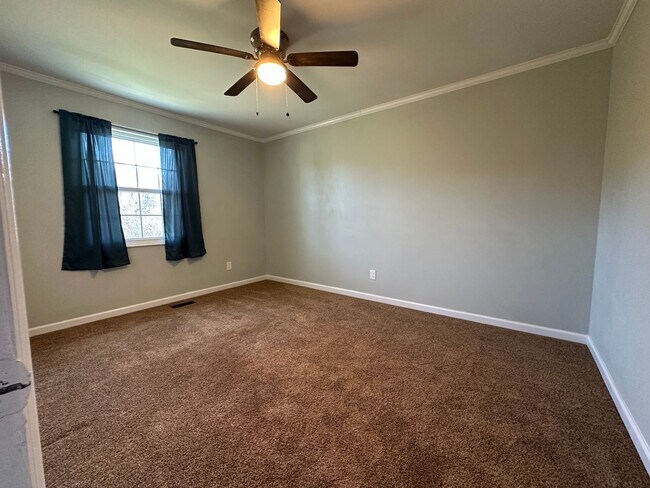 Building Photo - Beautiful 4 Bed / 2.5 Bath w/ 2-car garage & fenced yard –  Move-In Ready!