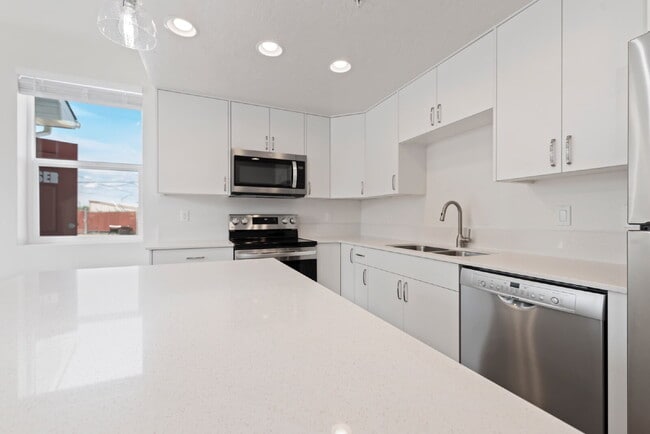 Building Photo - "Discover Comfort & Style: Spacious 3-Bed,...