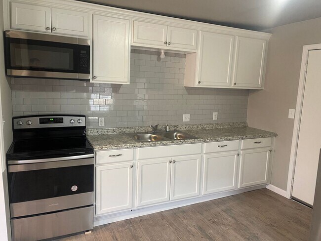 Building Photo - SLATON CHARMER! Totally Remodeled!! Availa...