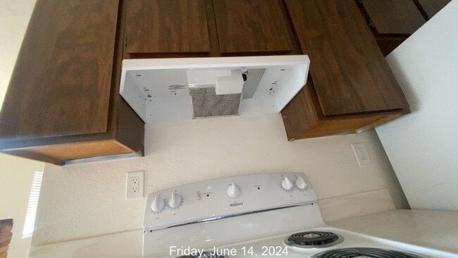 Building Photo - 2 Bed/1.5 Bath Updated Condo Near SMART/Hwy 101/Raleys Shopping Plaza/Washer-Dryer in Unit