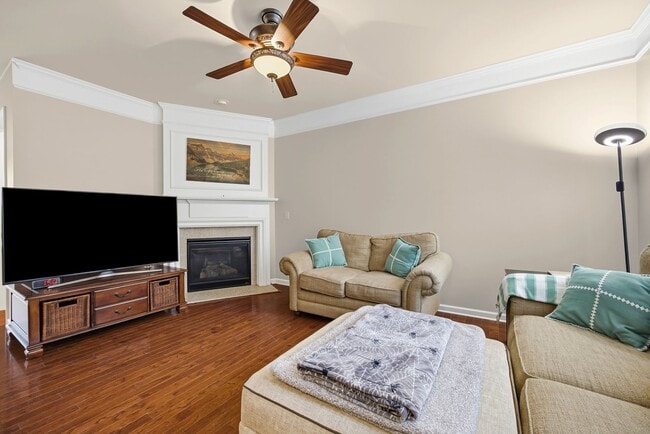 Building Photo - Extremely well-maintained 3-bedroom, 3.5 bath townhome in Baxter Village!