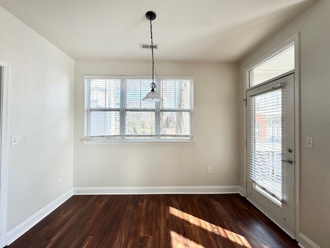 Building Photo - Beautiful 1-Bedroom Corner Unit - Just minutes from Uptown Charlotte!