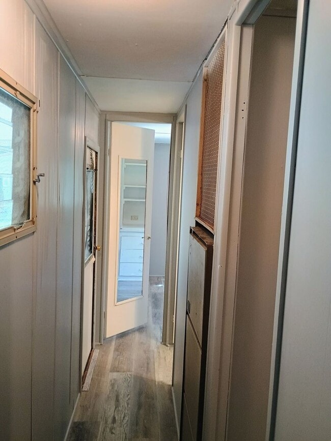 Building Photo - 2 bedroom 1 bathroom with HUGE bonus room