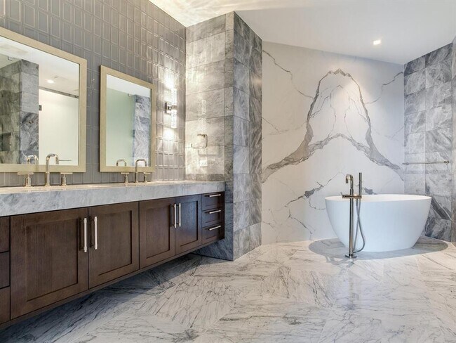 Building Photo - 2912 W Santiago St