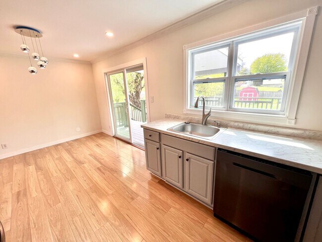 Building Photo - Absolutely Stunning Home! - 3 Bedroom 2 Fu...