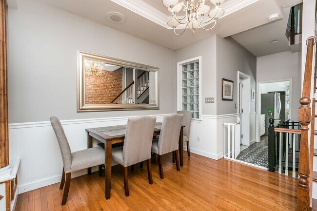Building Photo - Amazing 3 bed 2 bath with a roof top deck ...