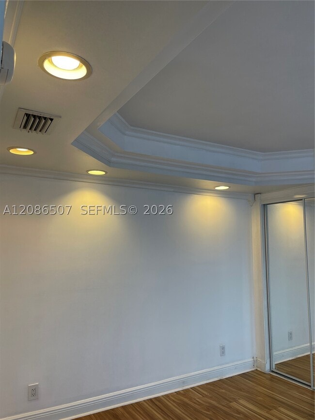 Building Photo - 800 Parkview Dr