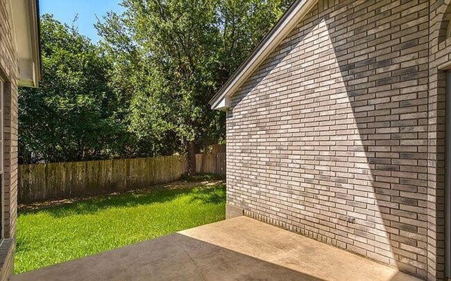 Building Photo - One Story With Open Floor Plan and Beautiful Oak Trees