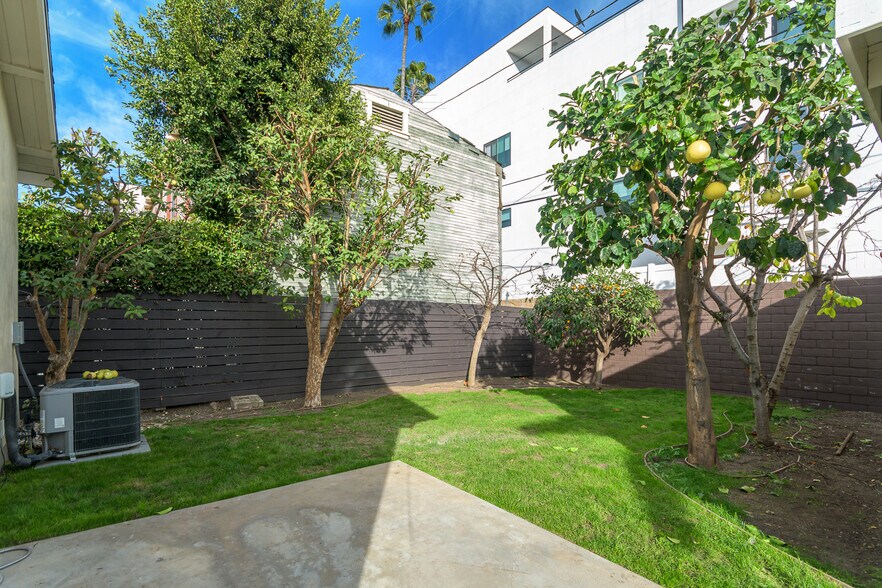 Building Photo - 736 N Wilton Pl