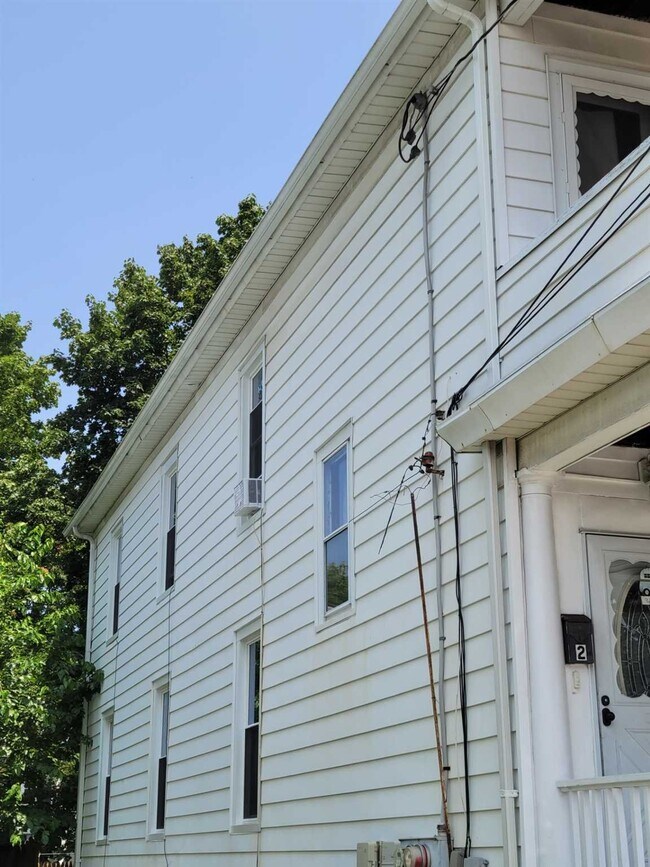 Building Photo - 2 State St