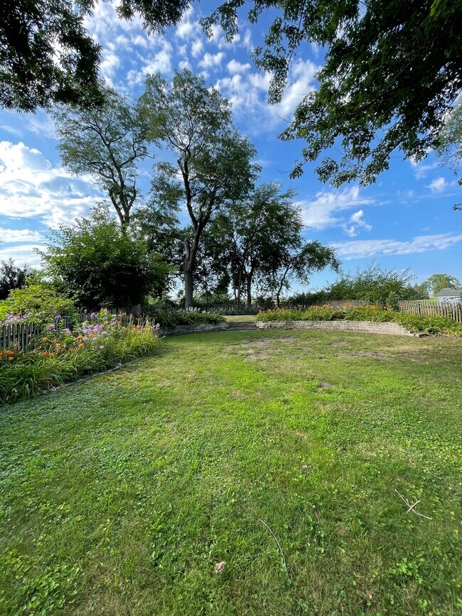 Building Photo - 2318 Storm St