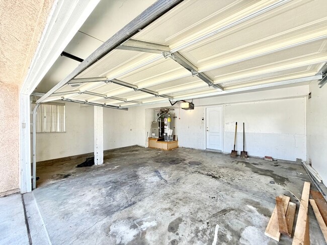 Building Photo - Open-Concept 3 Bedroom 2.5 Bathroom Home with Soaring Ceilings & Spacious Backyard