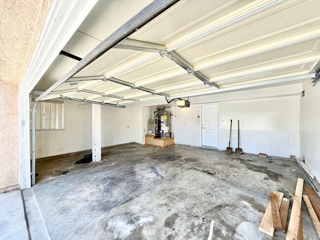 Building Photo - Open-Concept 4 Bedroom 2.5 Bathroom Home with Soaring Ceilings & Spacious Backyard
