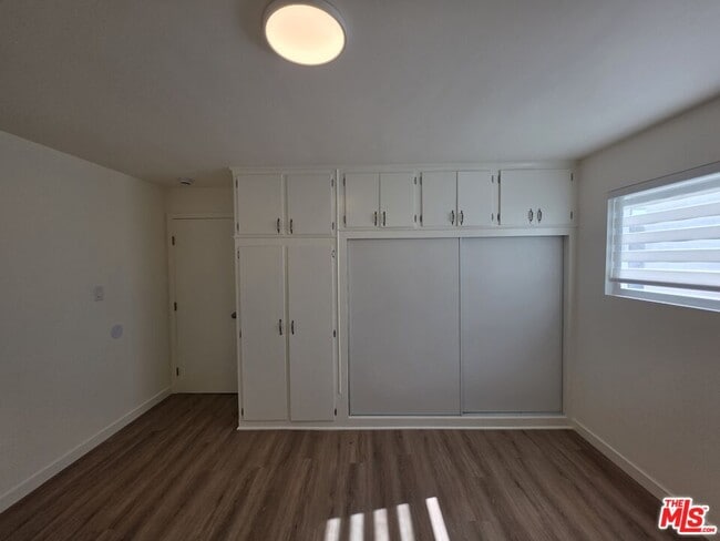 Building Photo - 2400 Vanderbilt Ln