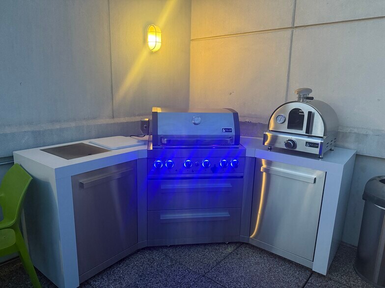 Building Photo - 715 N Church St