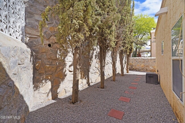Building Photo - 143 N Alto Mesa Dr