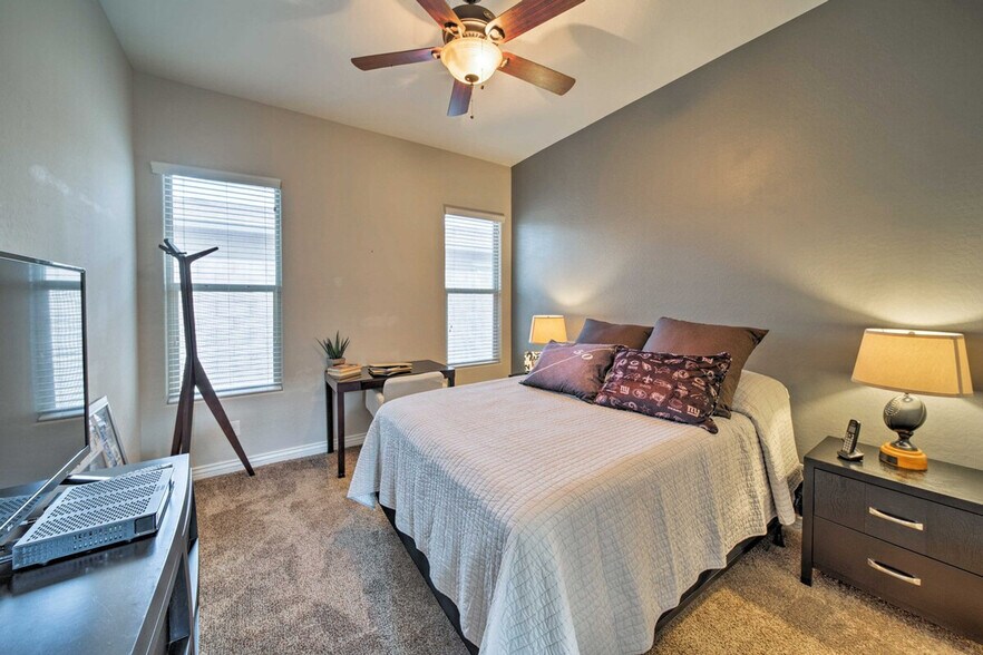 Building Photo - 18504 W Paradise Ln