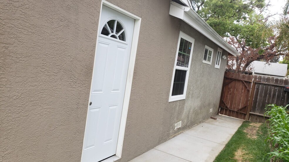 Private entrance - 8132 Murietta Ave