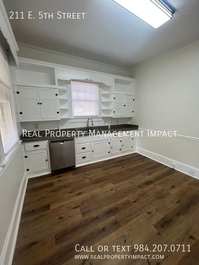 Building Photo - 211 E 5th St