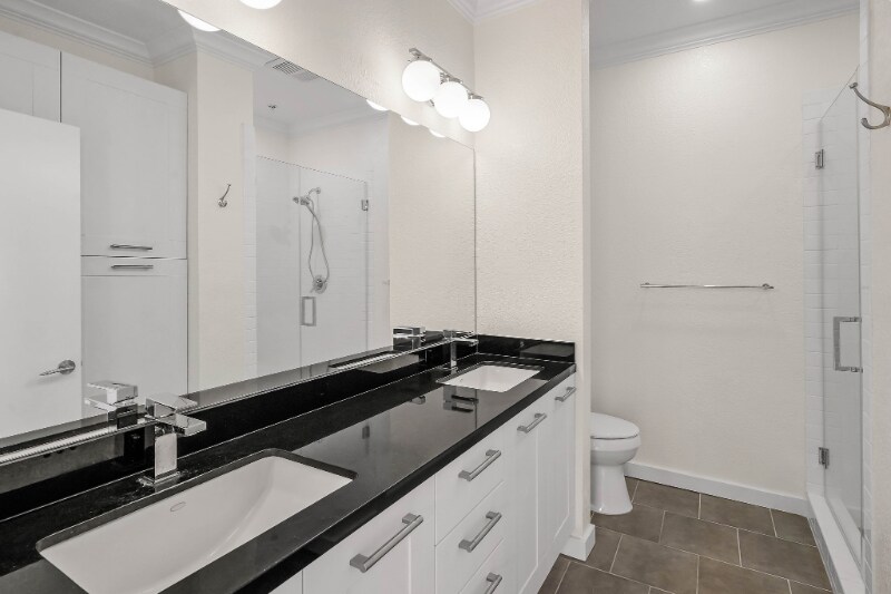 Building Photo - 585 N Rossmore Ave