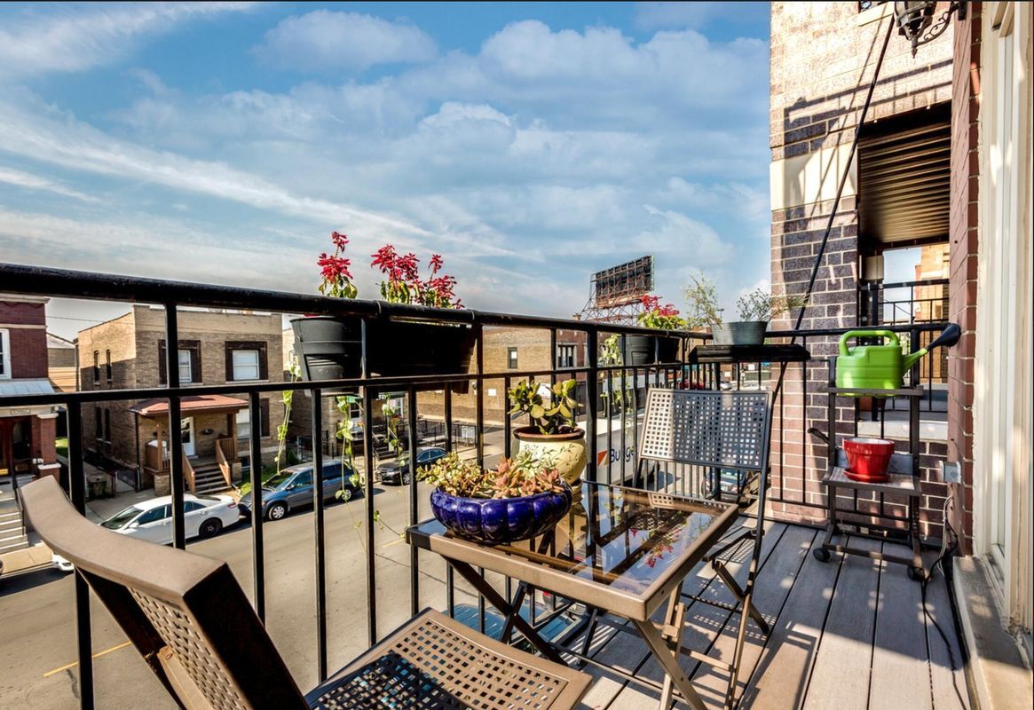 Building Photo - 2740 W Belmont Ave